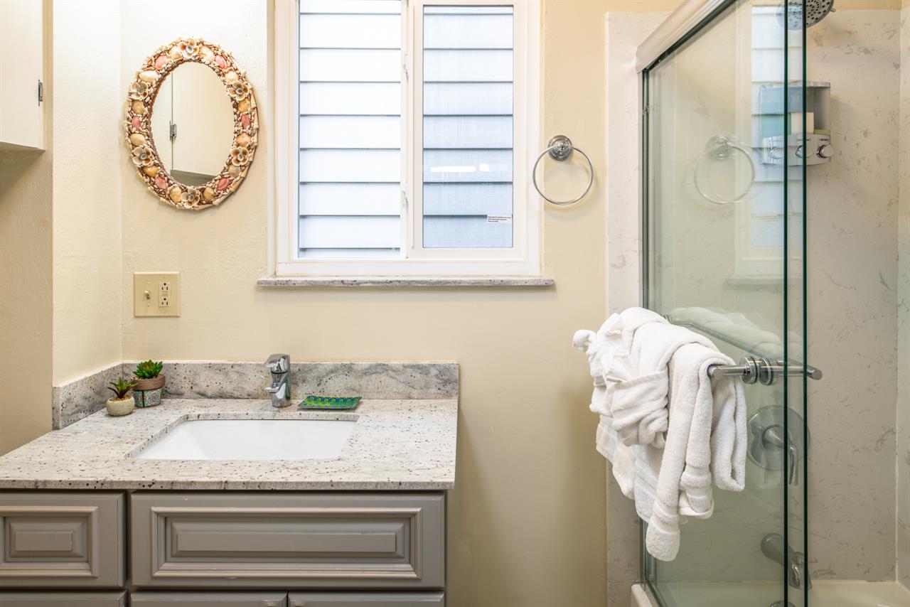 En Suite Bathroom with Shower Over Tub