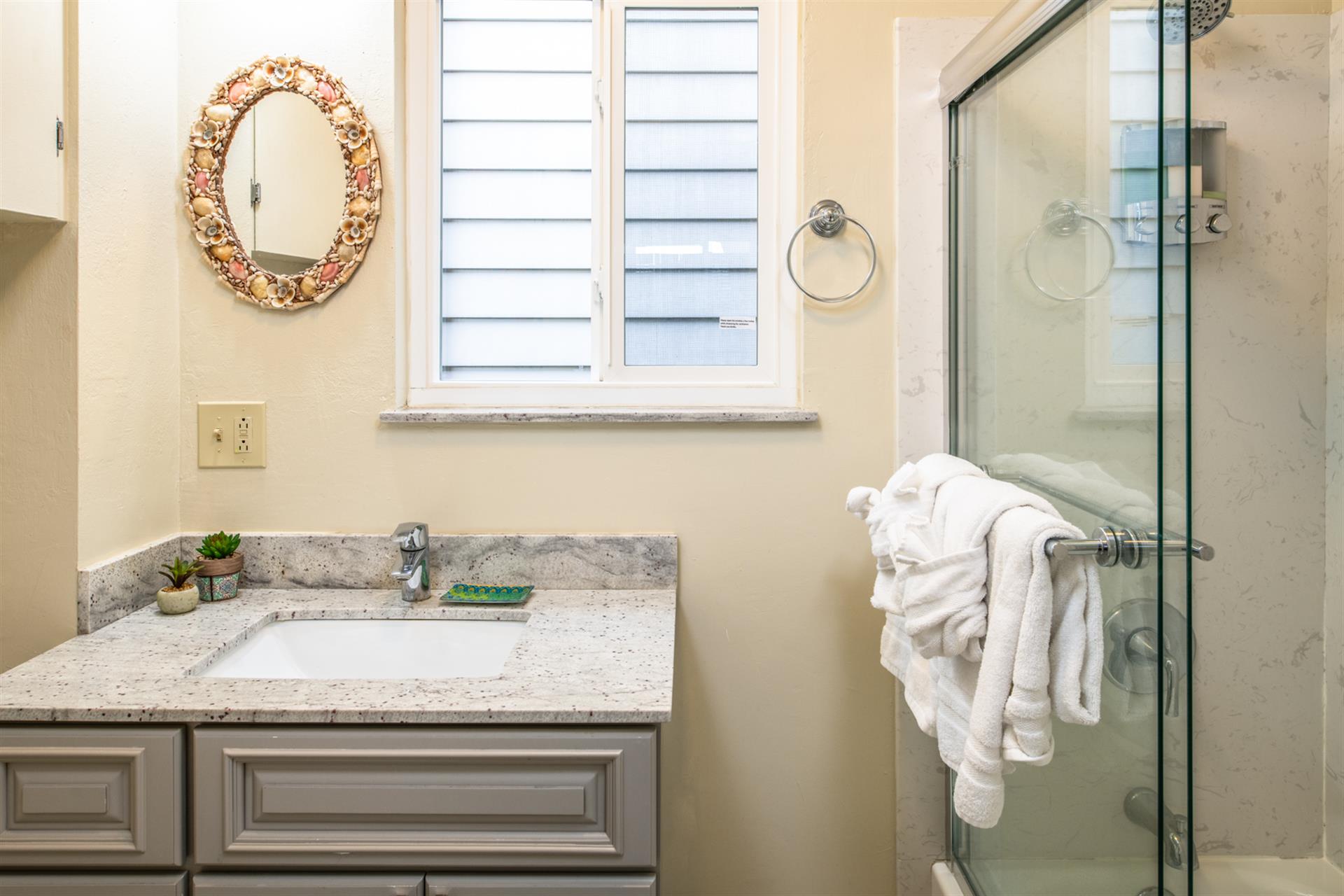 En Suite Bathroom with Shower Over Tub