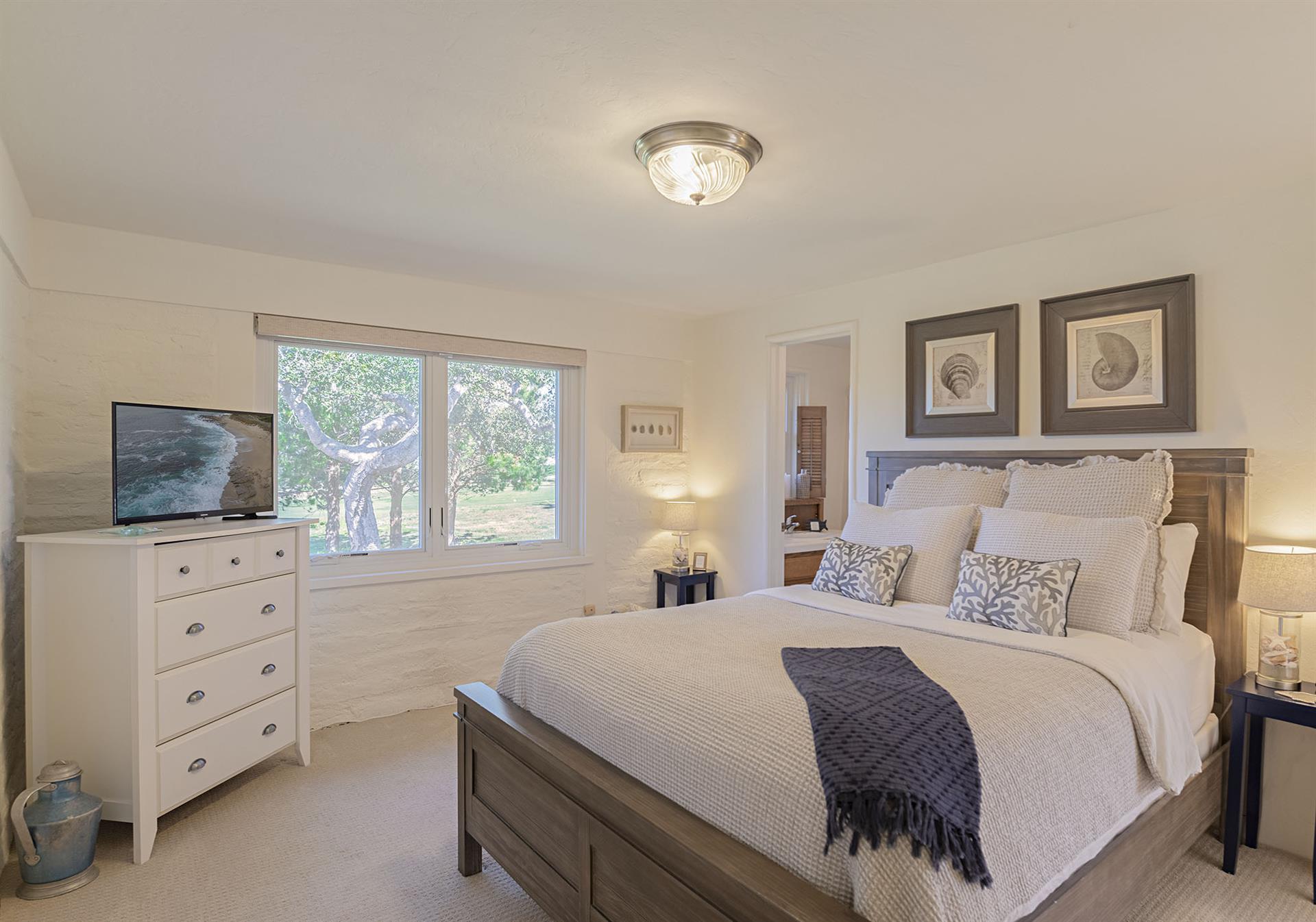 Bedroom 1, Queen Bed, TV, En Suite Full Bath