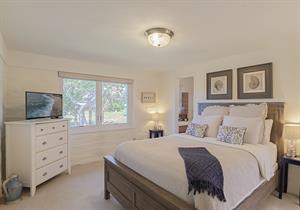 Bedroom 1, Queen Bed, TV, En Suite Full Bath