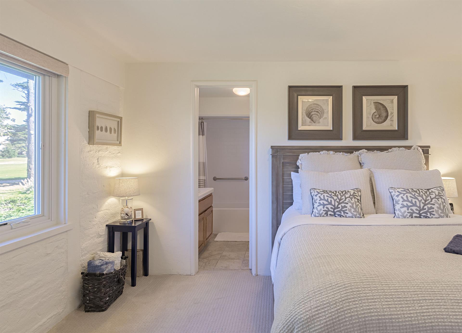 Bedroom 1, Queen Bed, TV, En Suite Full Bath