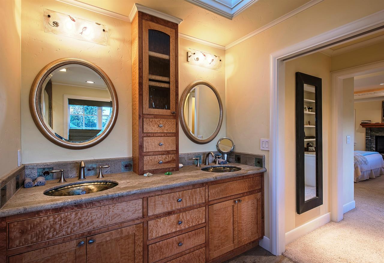 En Suite Bath  Double Vanity, Water Closet. WalkIn Closet