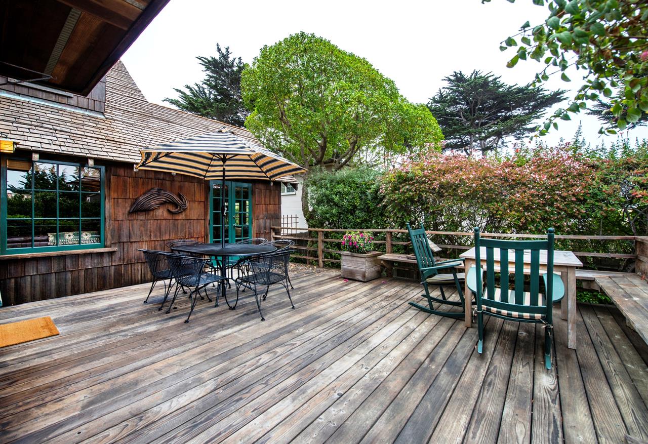 Huge Outdoor Deck for Entertaining has a Gourmet Gas BBQ