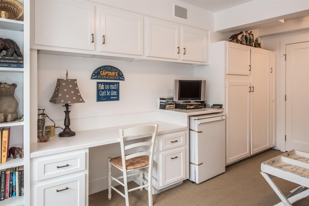 Bonus Room  28 HDTV, Writing Area and Queen Sleeper Sofa