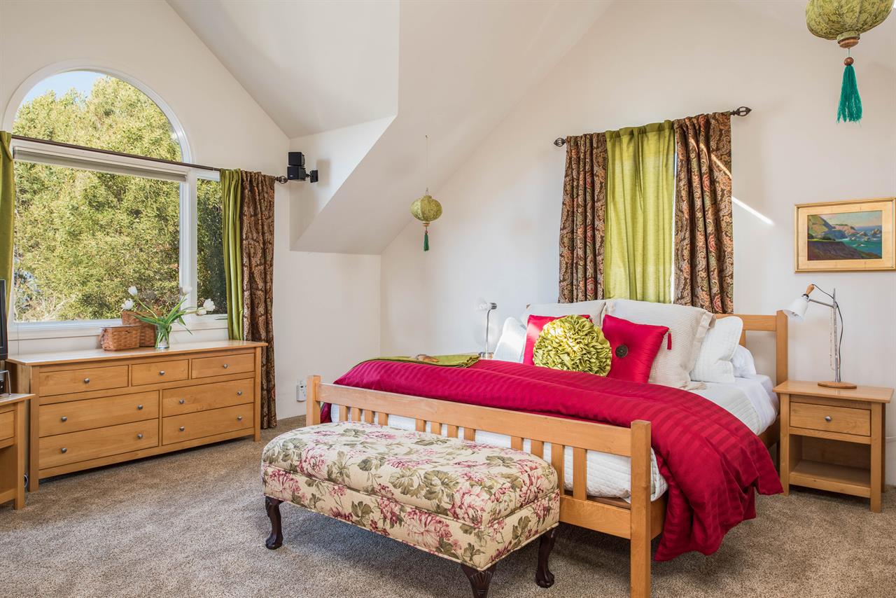 Upstairs, Bedroom 1, King, Peeks of Bay, TV, En Suite Bath