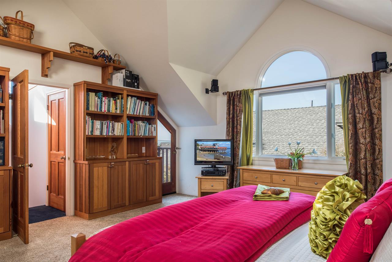 Upstairs, Bedroom 1, King, Peeks of Bay, TV, En Suite Bath