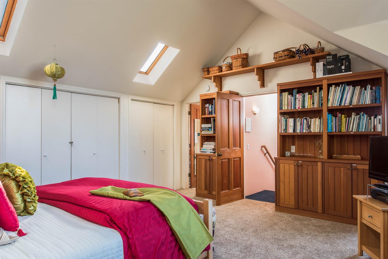 Upstairs, Bedroom 1, King, Peeks of Bay, TV, En Suite Bath