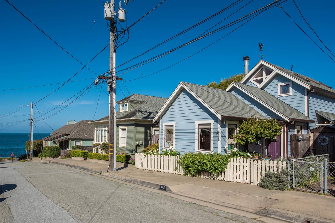 Just a Short Stroll to Monterey Bay Aquarium and Restaurants