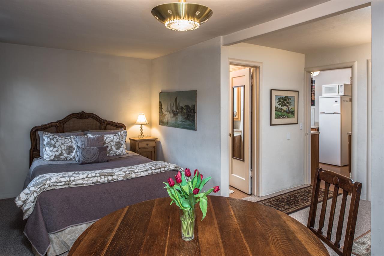 Bedroom, Queen Bed, Seating Area