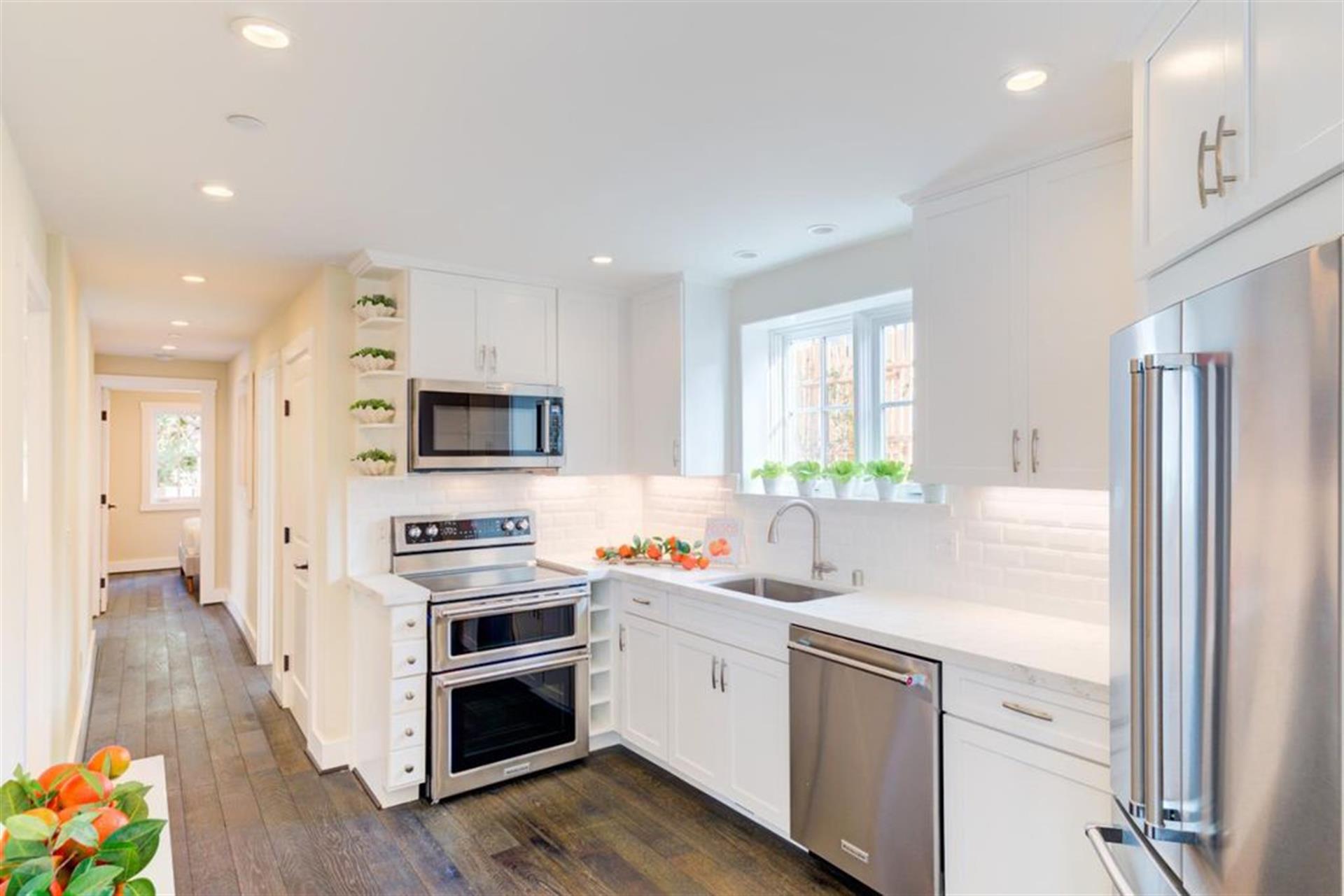 Beautiful Fully Equipped Kitchen
