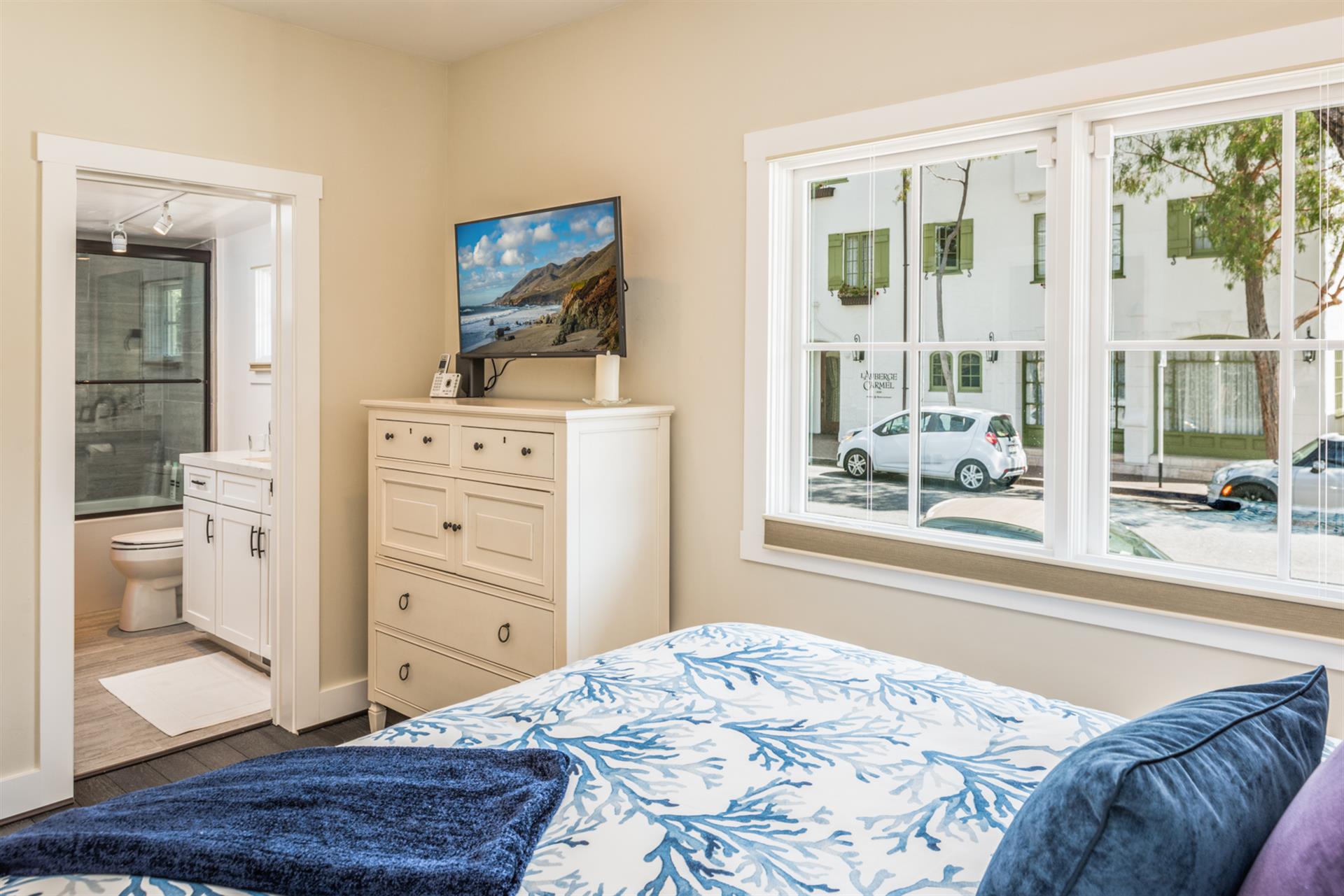 Bedroom 1 has a Queen Bed, HDTV and an En Suite Bathroom