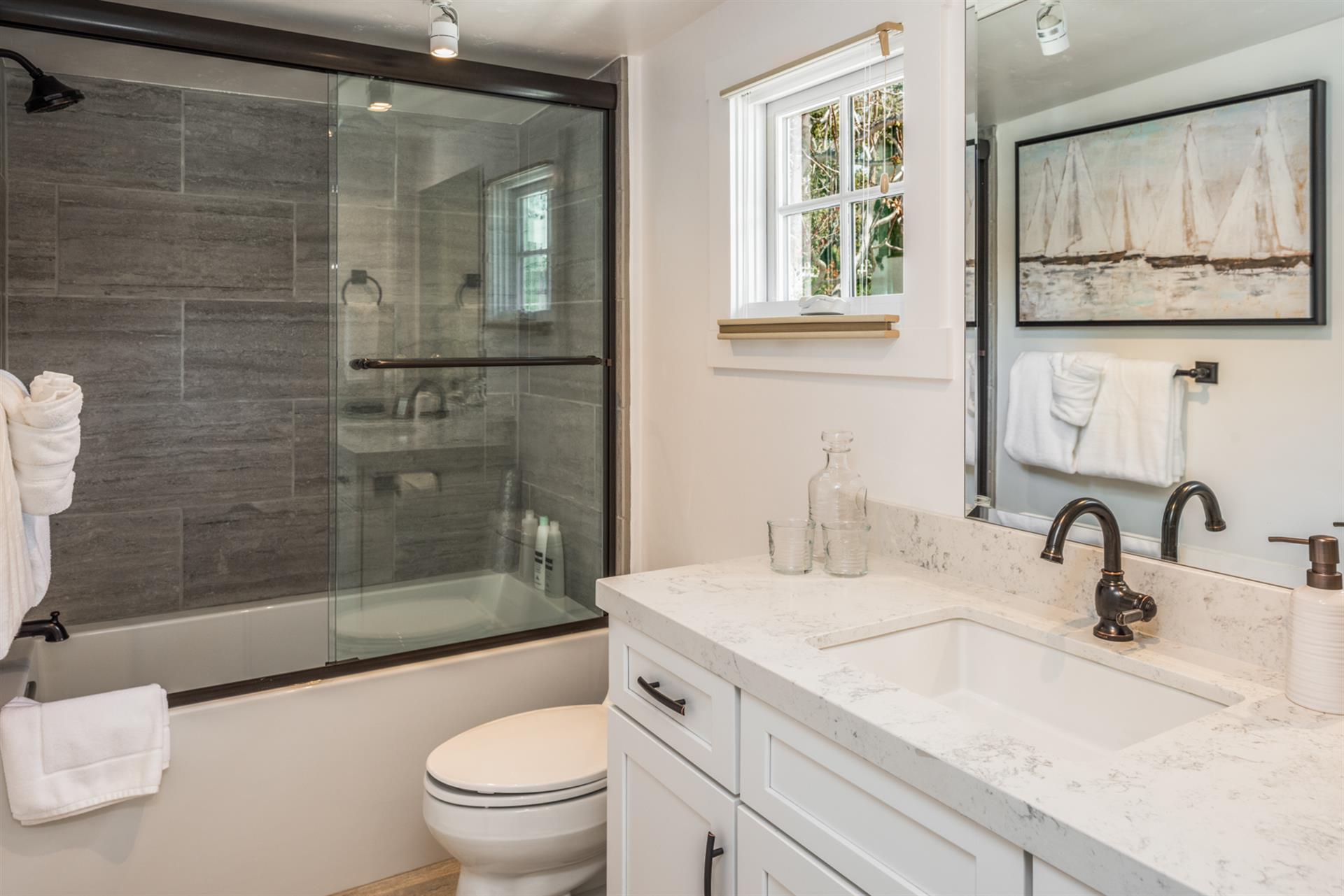 En Suite Bathroom with Shower Over Tub