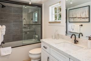 En Suite Bathroom with Shower Over Tub