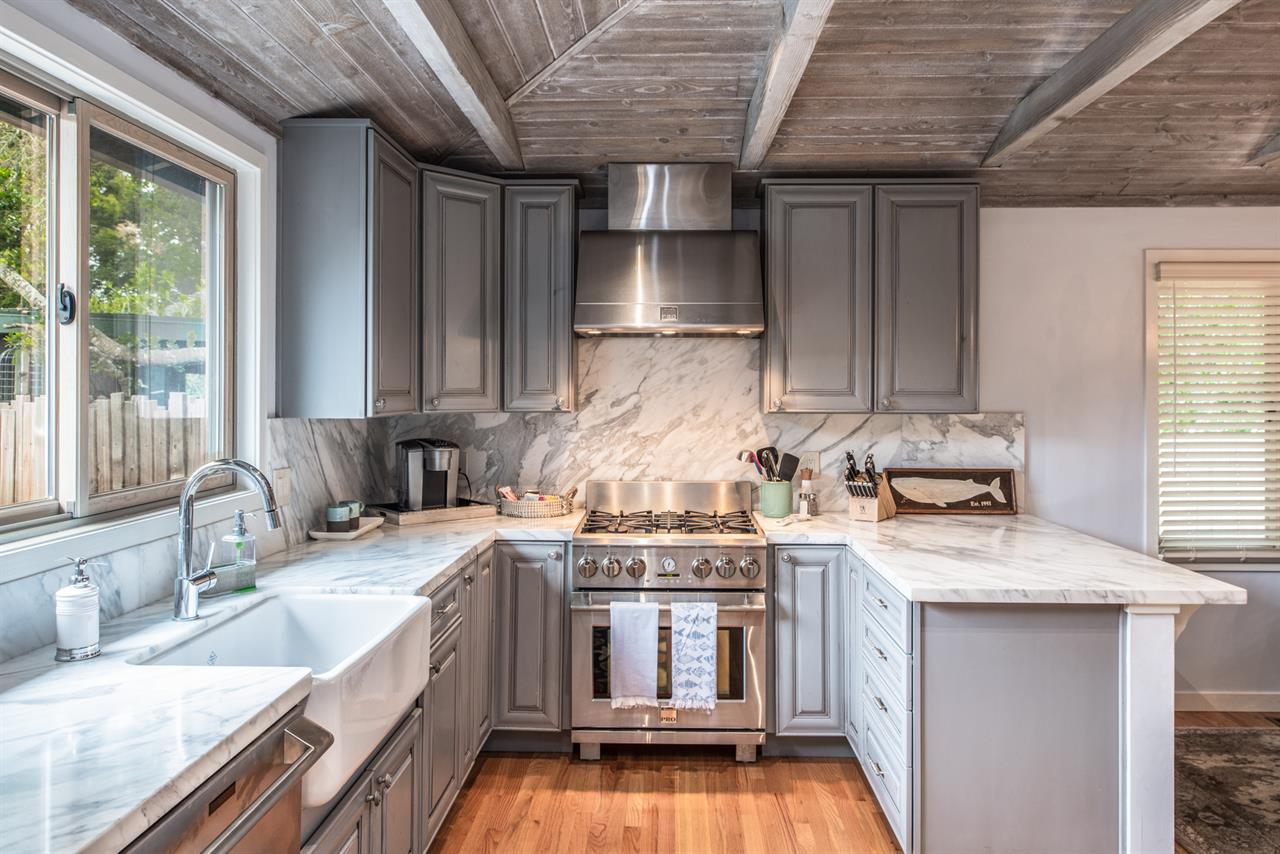 Fully Equipped Gourmet Kitchen