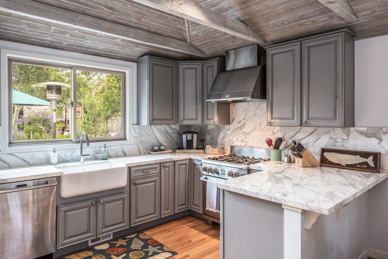 Fully Equipped Gourmet Kitchen