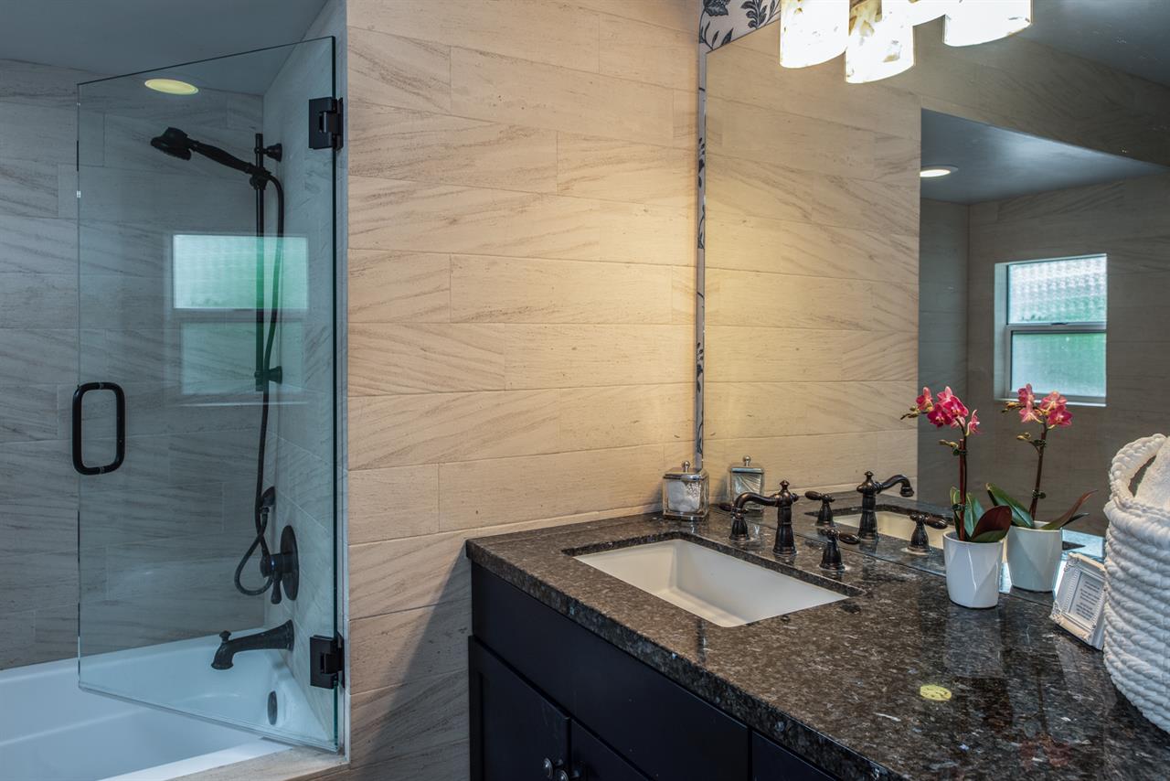 Full Hall Bath with Shower Over Tub