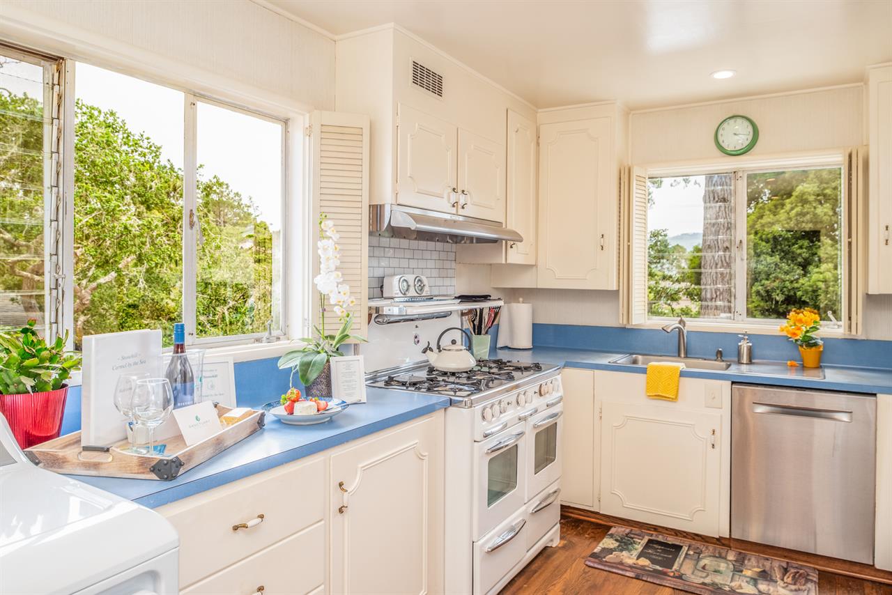 Sunny, Fully Equipped Kitchen with Vintage Stove