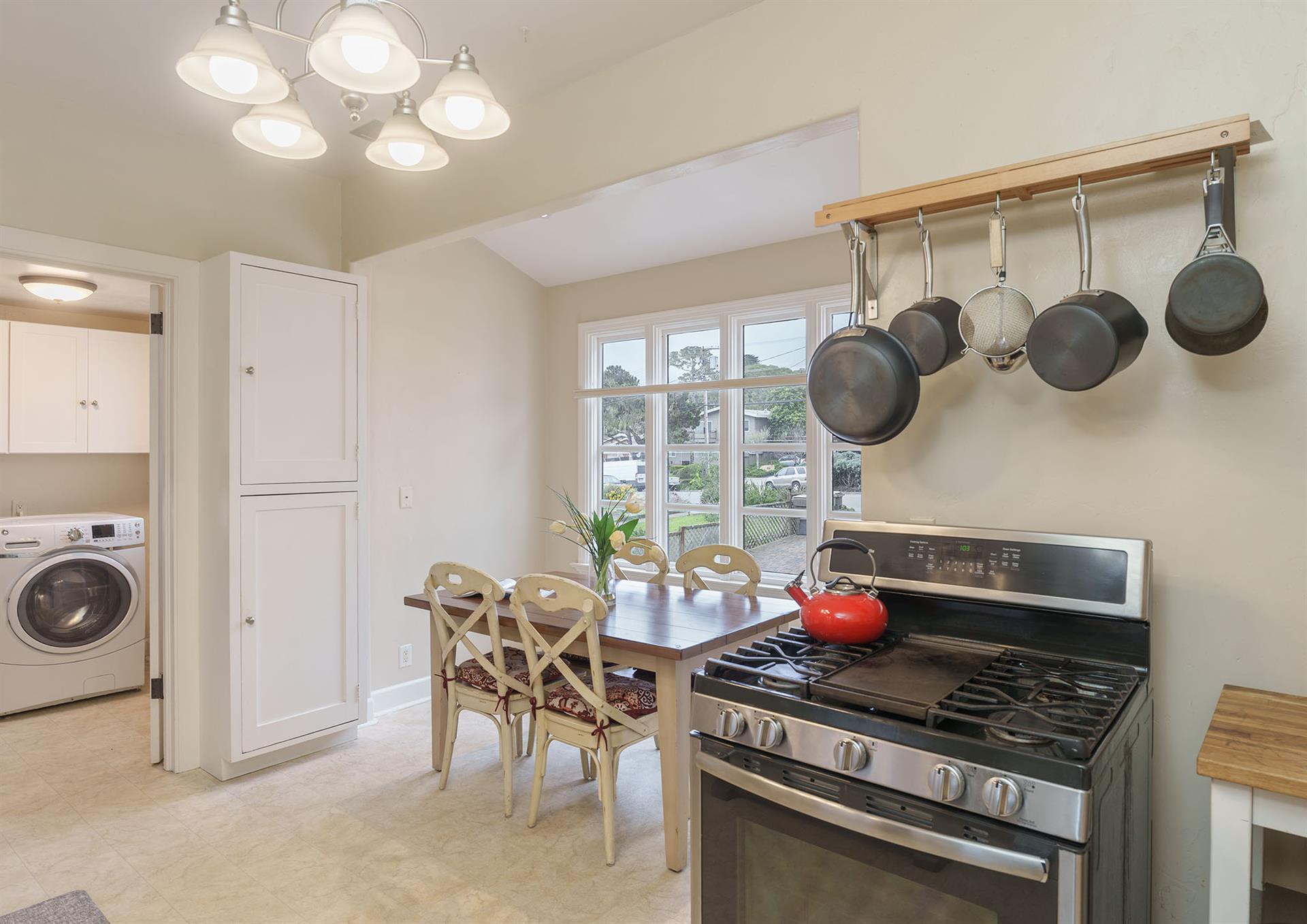 Fully Equipped Kitchen with Dining Nook