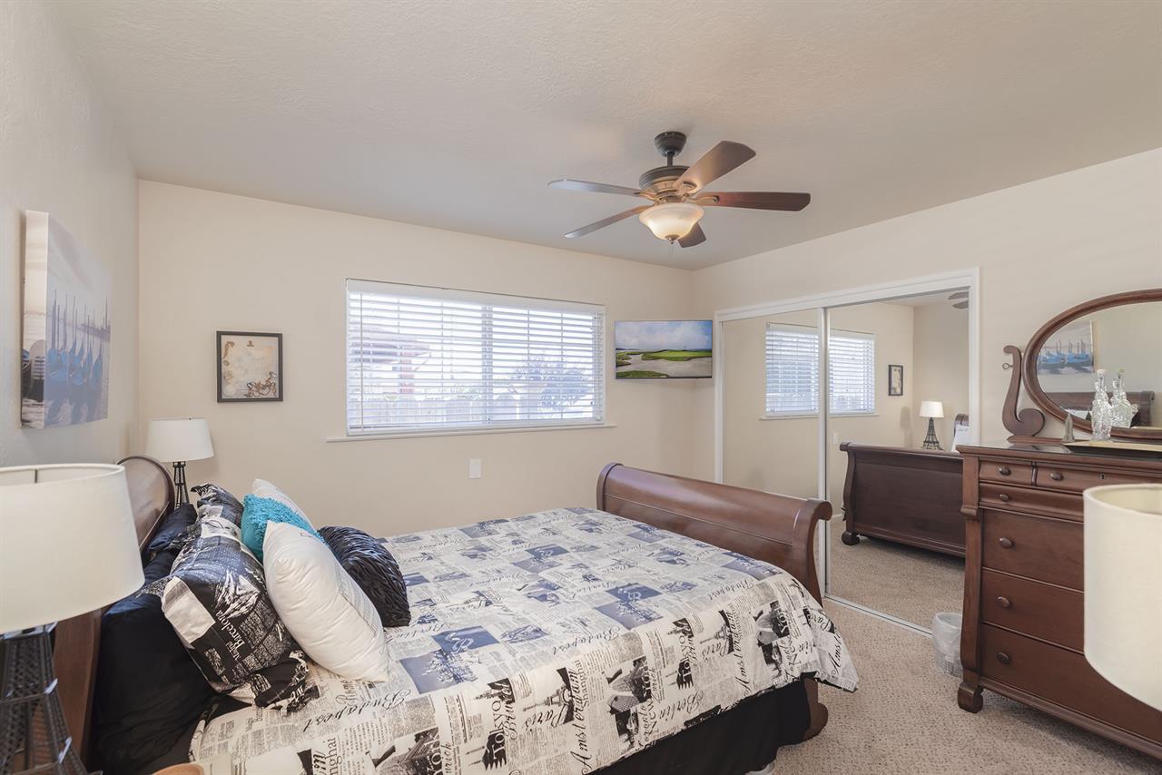 Bedroom 2, Queen Bed, TV