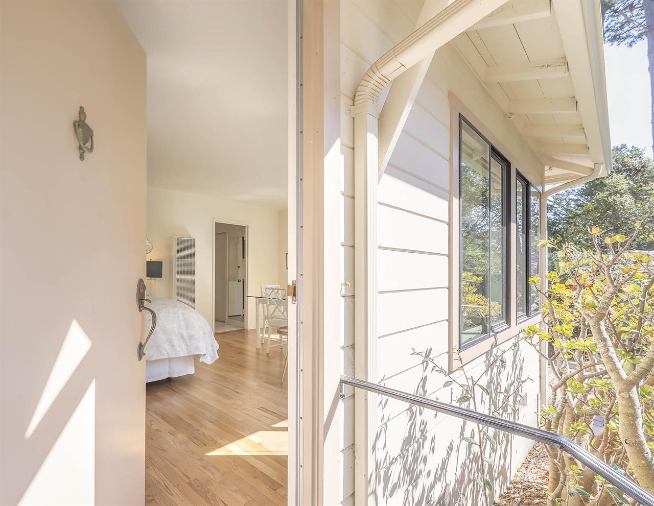 Detached Guest Suite  Bedroom 4, Queen, TV, En Suite