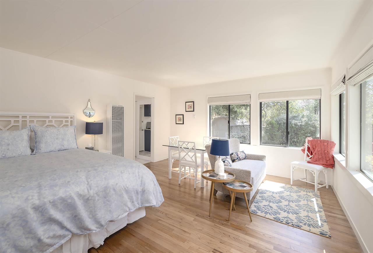 Detached Guest Suite  Bedroom 4, Queen, TV, En Suite