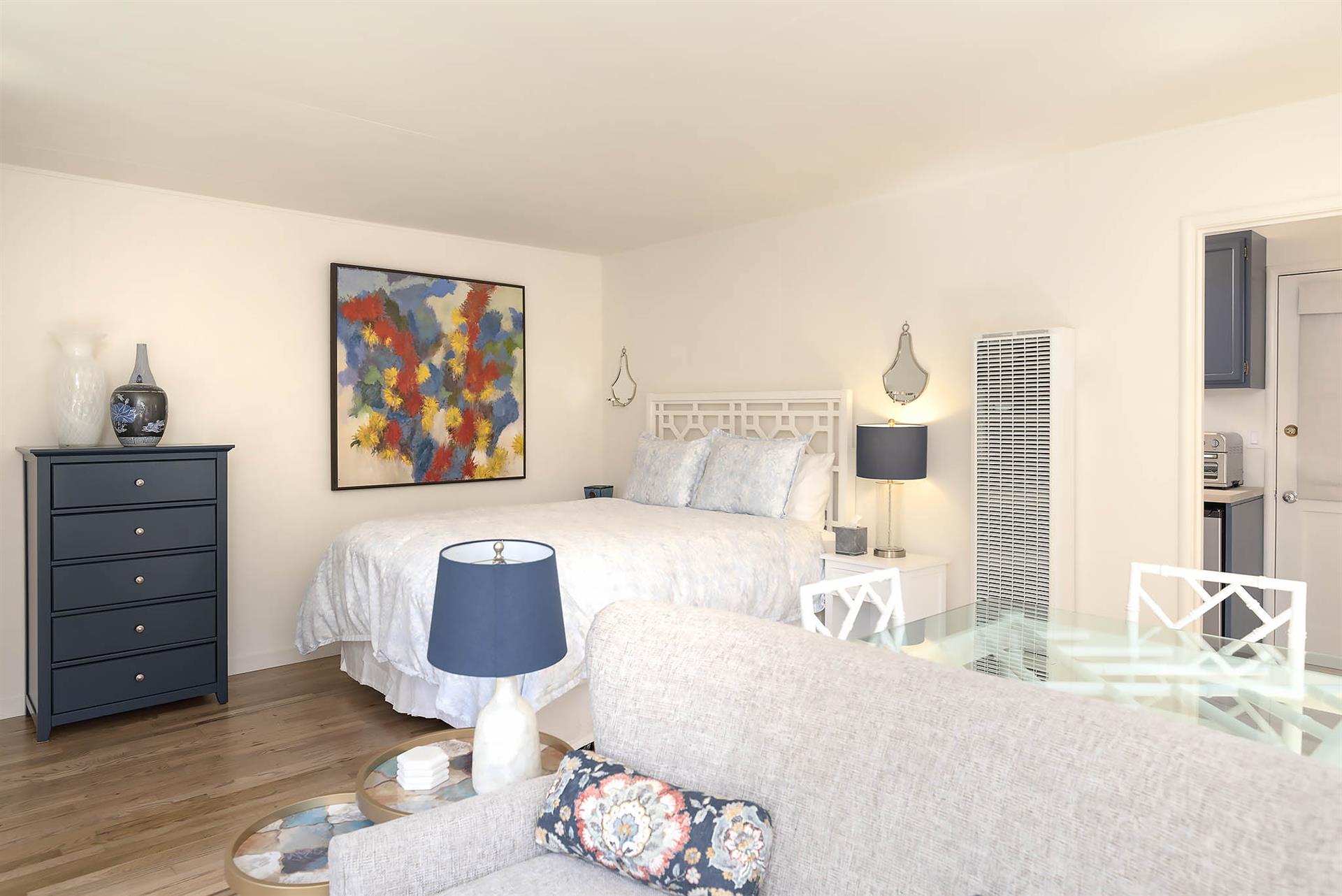 Detached Guest Suite  Bedroom 4, Queen, TV, En Suite