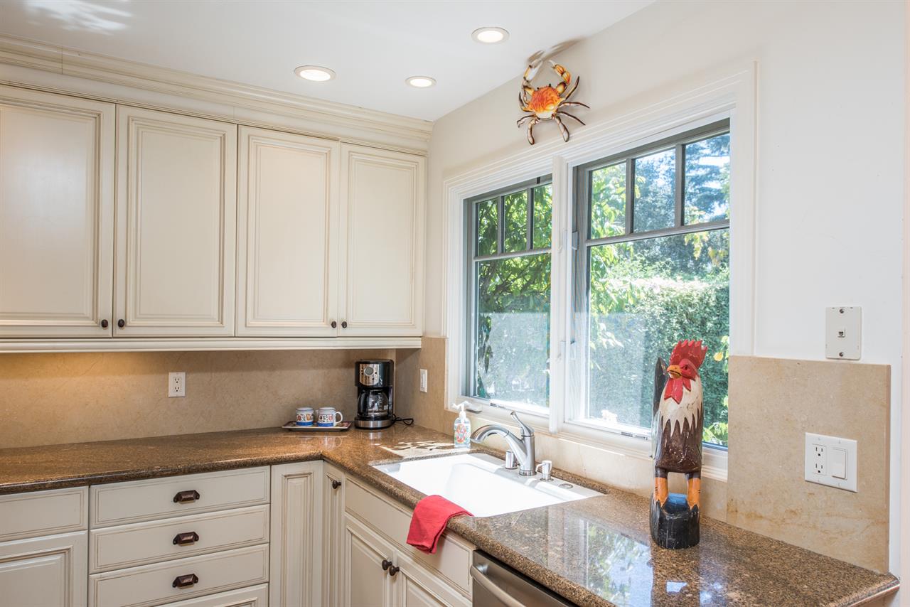 Fully Equipped Gourmet Kitchen