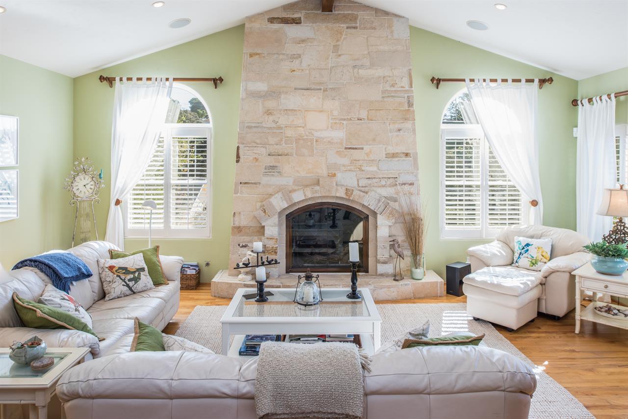 Living Room with High Ceilings and a Ceiling Fan
