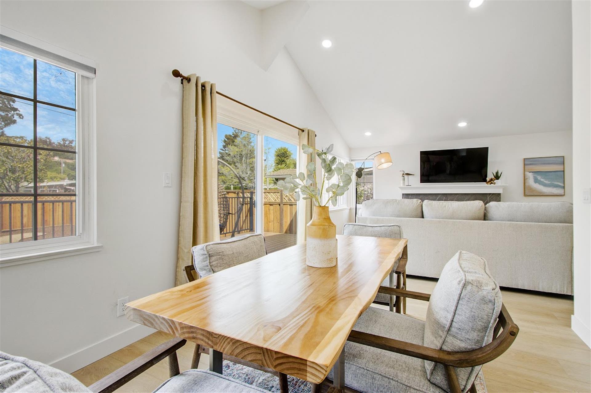 Additional Seating Area next to the Living Room