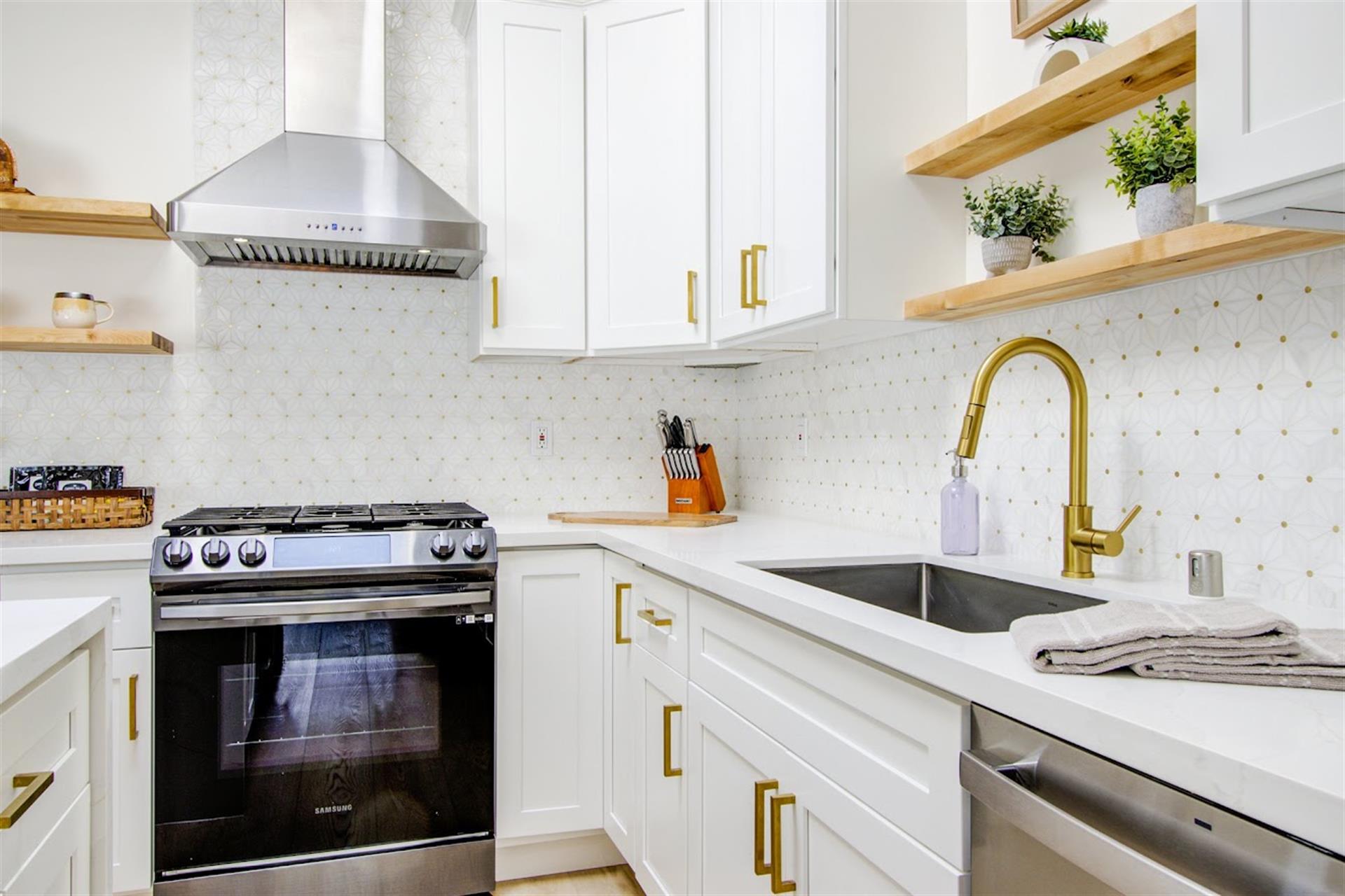 Fully Equipped Kitchen, Stainless Steel Appliances