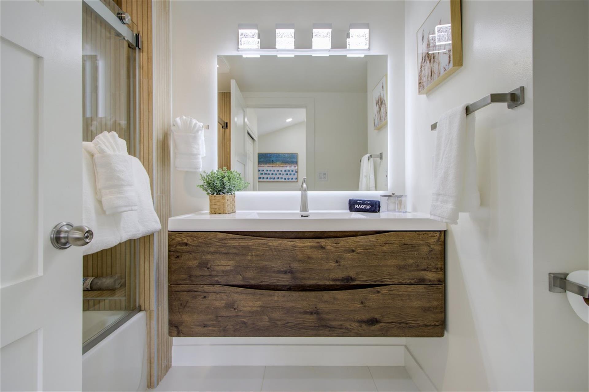 Bathroom 1  En Suite Bath with Shower Over Tub
