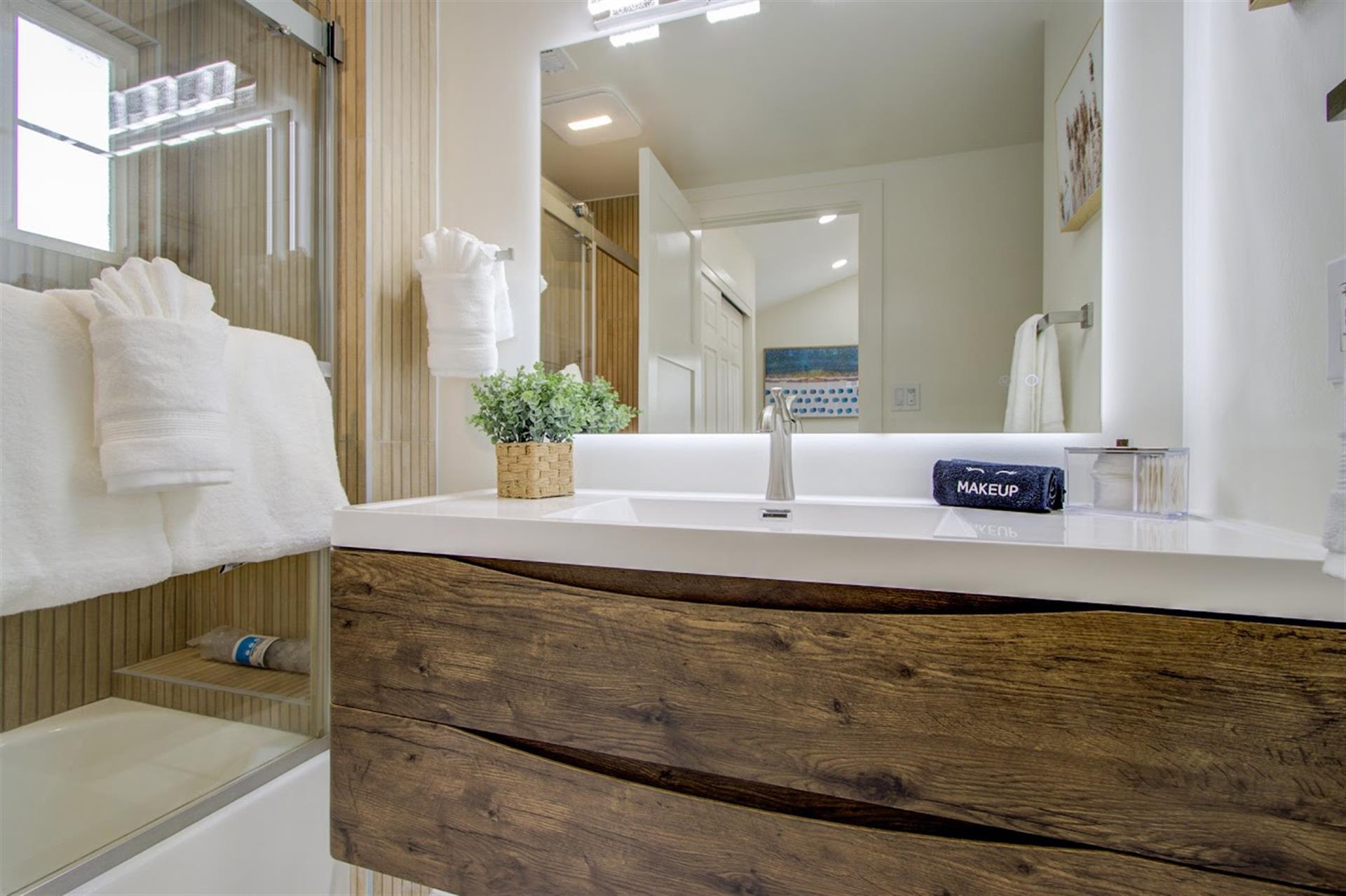 Bathroom 1  En Suite Bath with Shower Over Tub