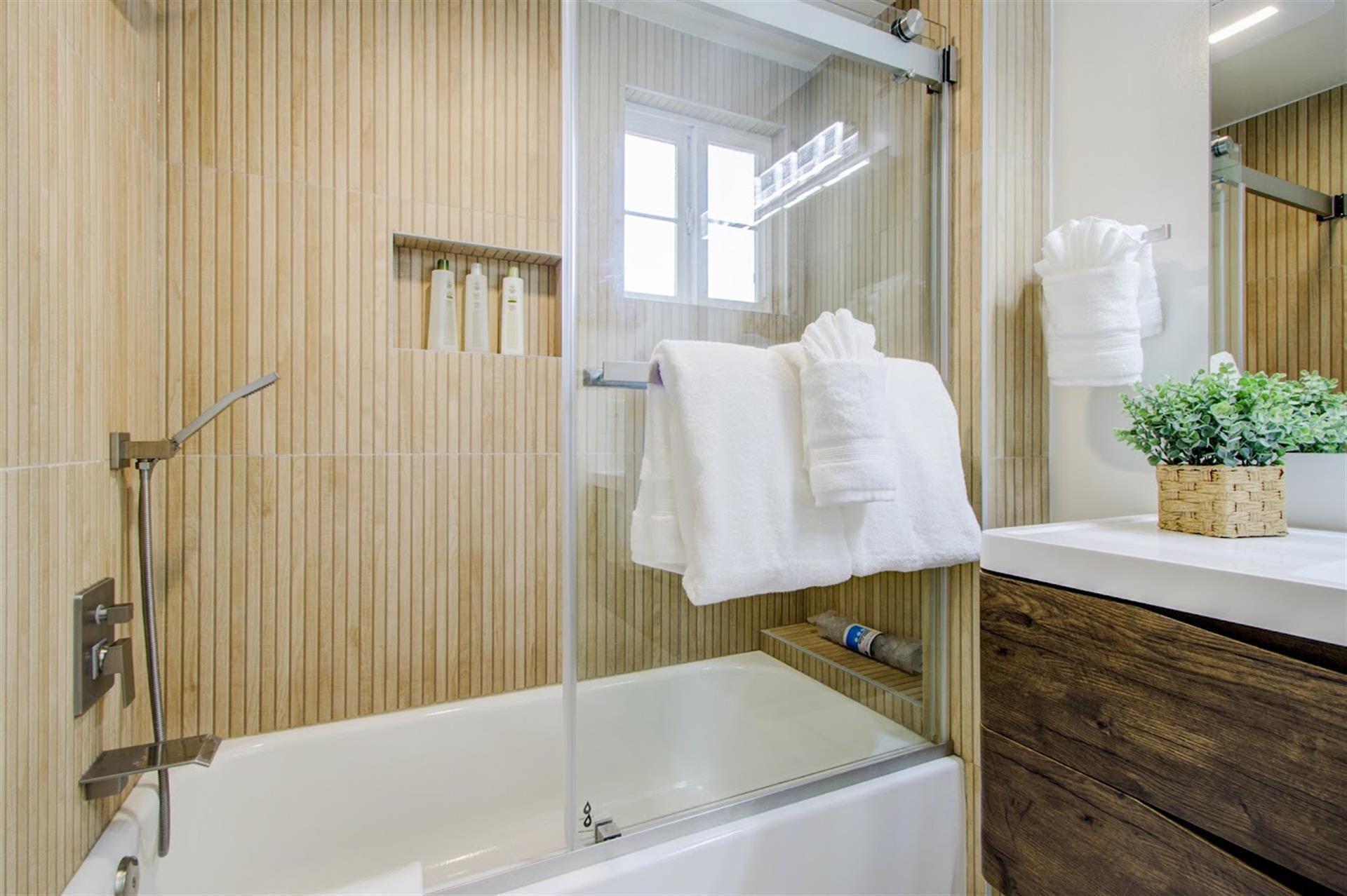 Bathroom 1  En Suite Bath with Shower Over Tub