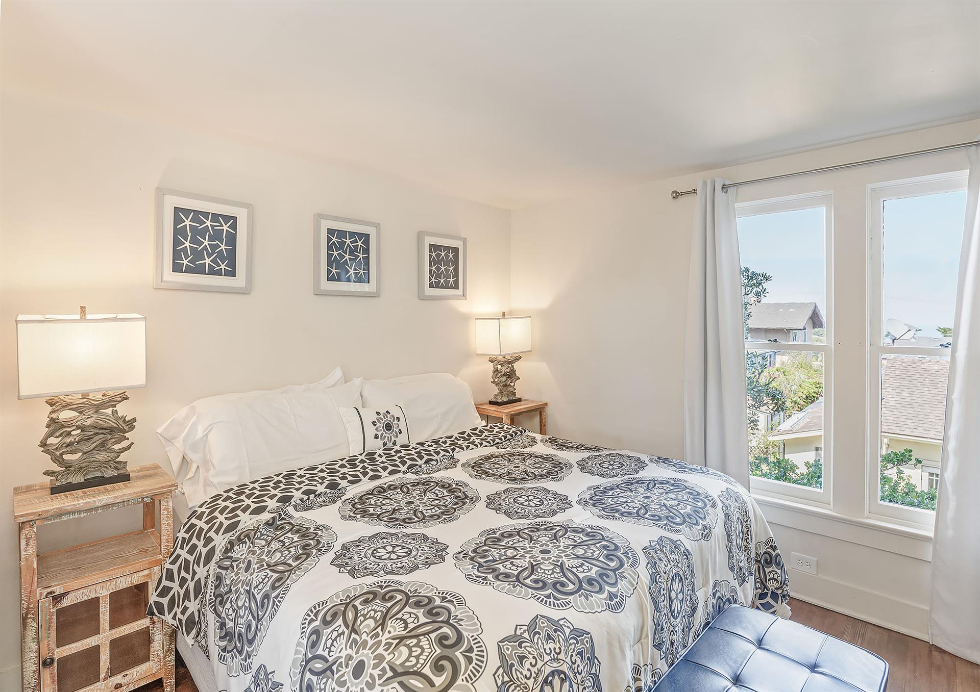 Upstairs  Bedroom 2  Split California King, TV