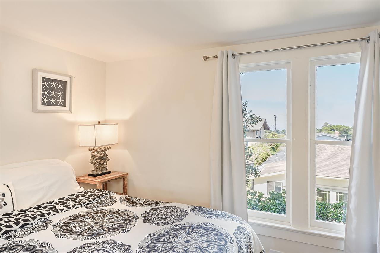 Upstairs  Bedroom 2  Split California King, TV