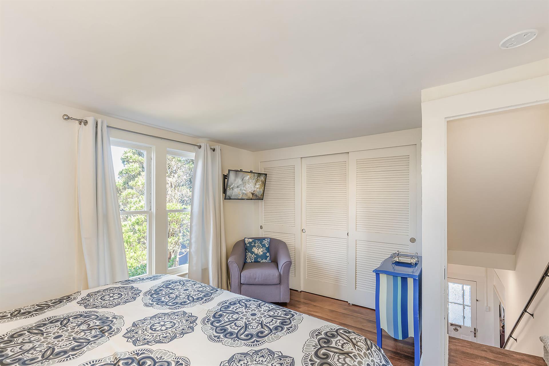 Upstairs  Bedroom 2  Split California King, TV