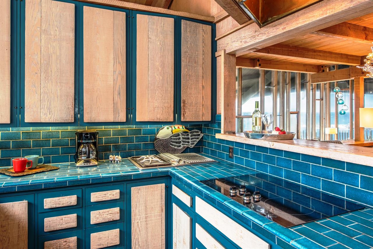 Fully Equipped Kitchen, Original Vintage Tile and Charm