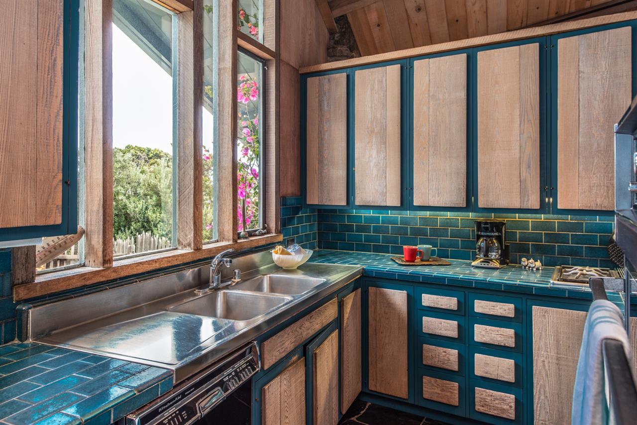 Fully Equipped Kitchen, Original Vintage Tile and Charm
