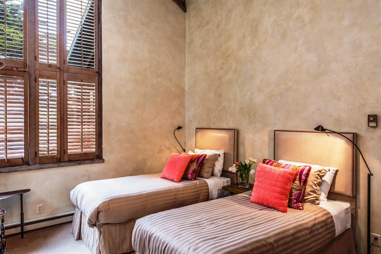 Bedroom 1  2 Twins or Split King and En Suite Bath