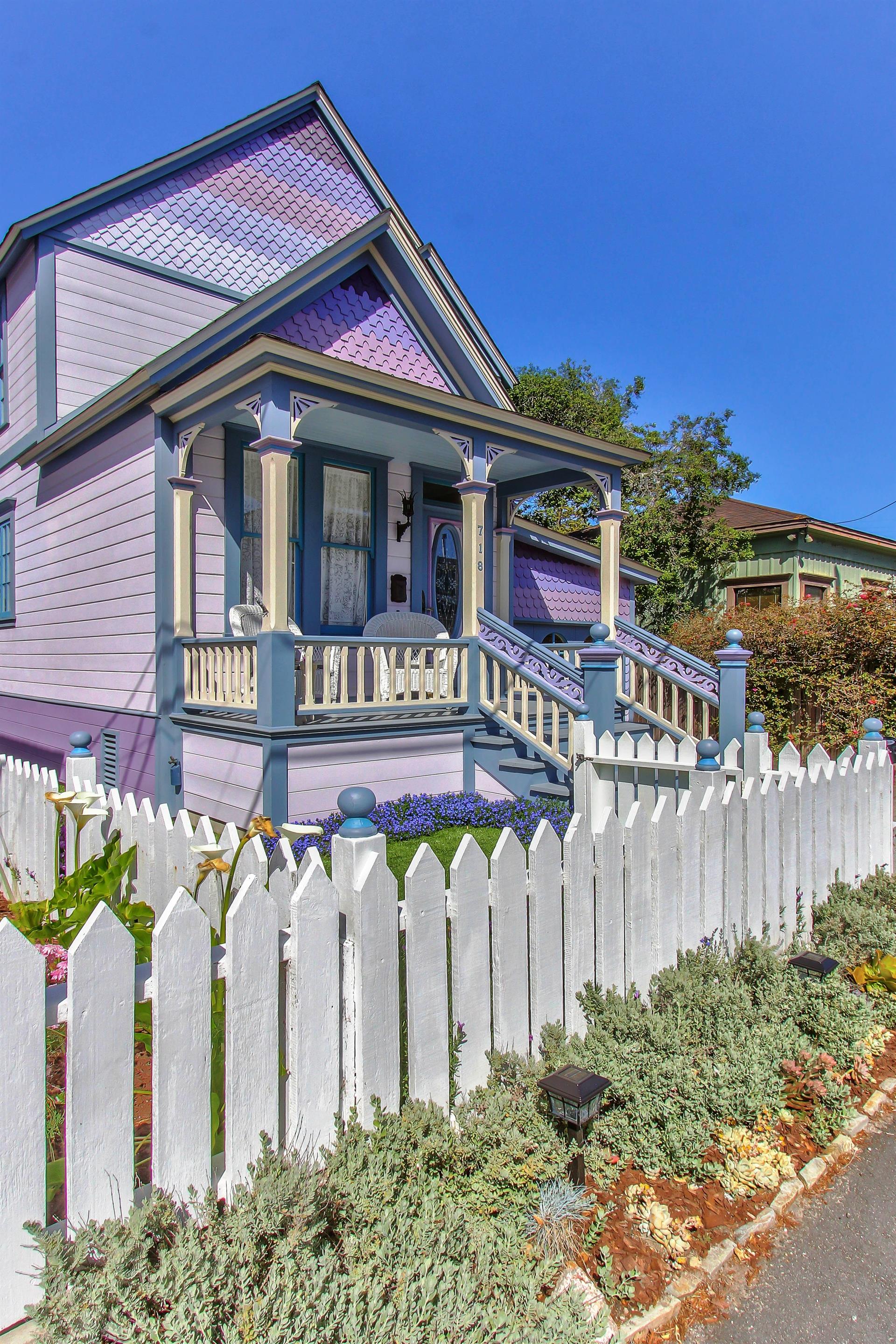 Perfect Location to Walk to the Beach and Downtown