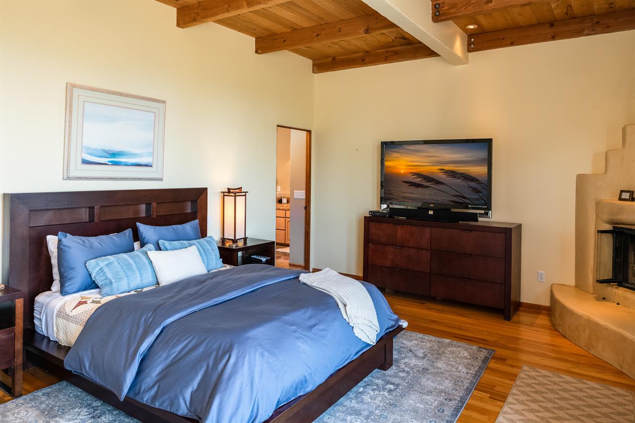 Bedroom 1, Queen, Fireplace, En Suite