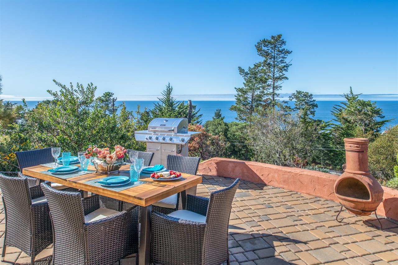 Outdoor Dining with Stunning Ocean Views and Gas Grill