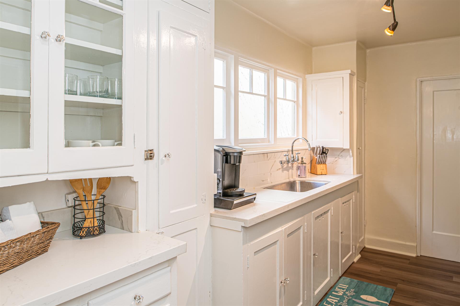 Fully Equipped Kitchen No Dishwasher