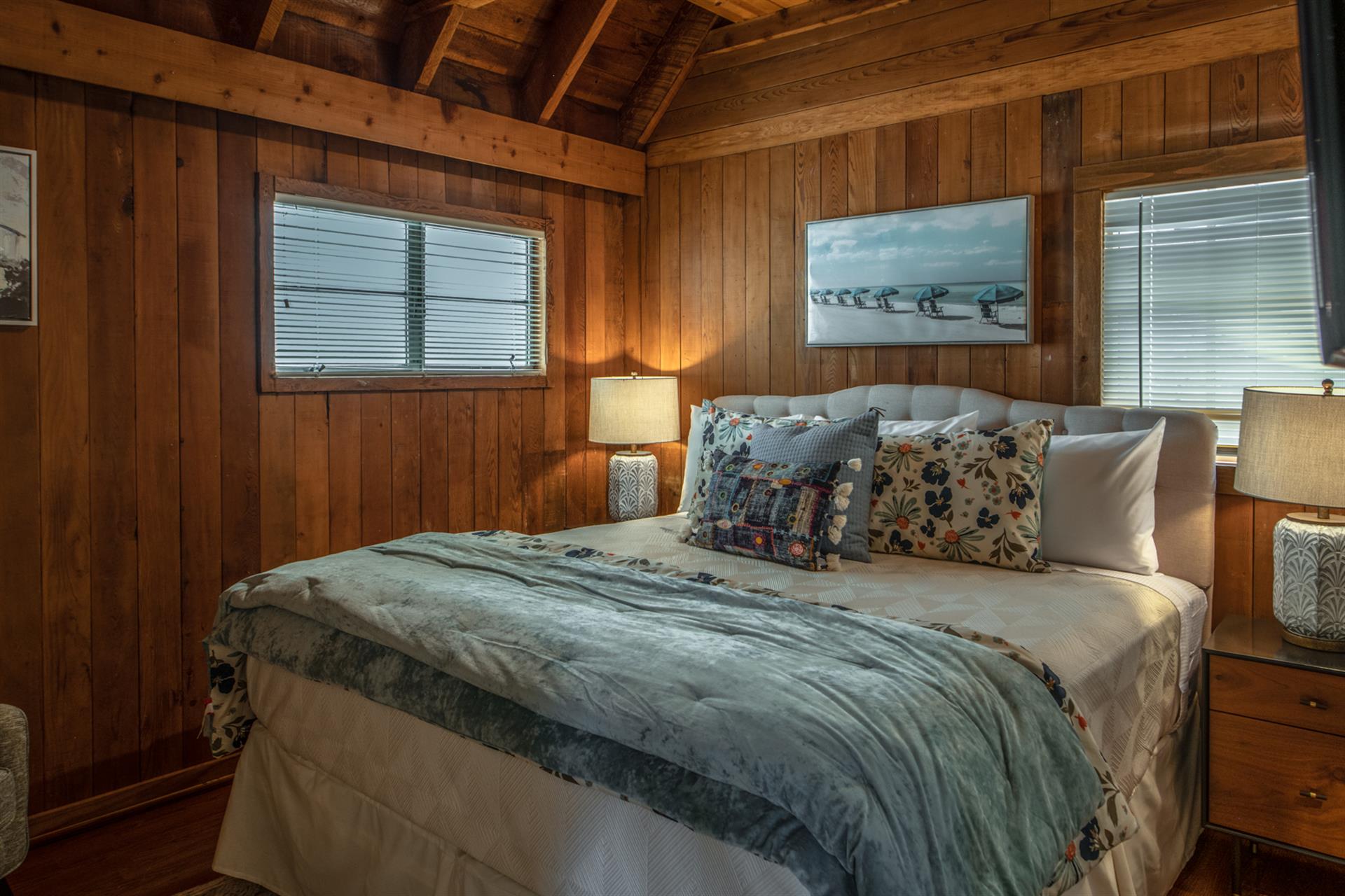 Bedroom 1, King Bed, TV