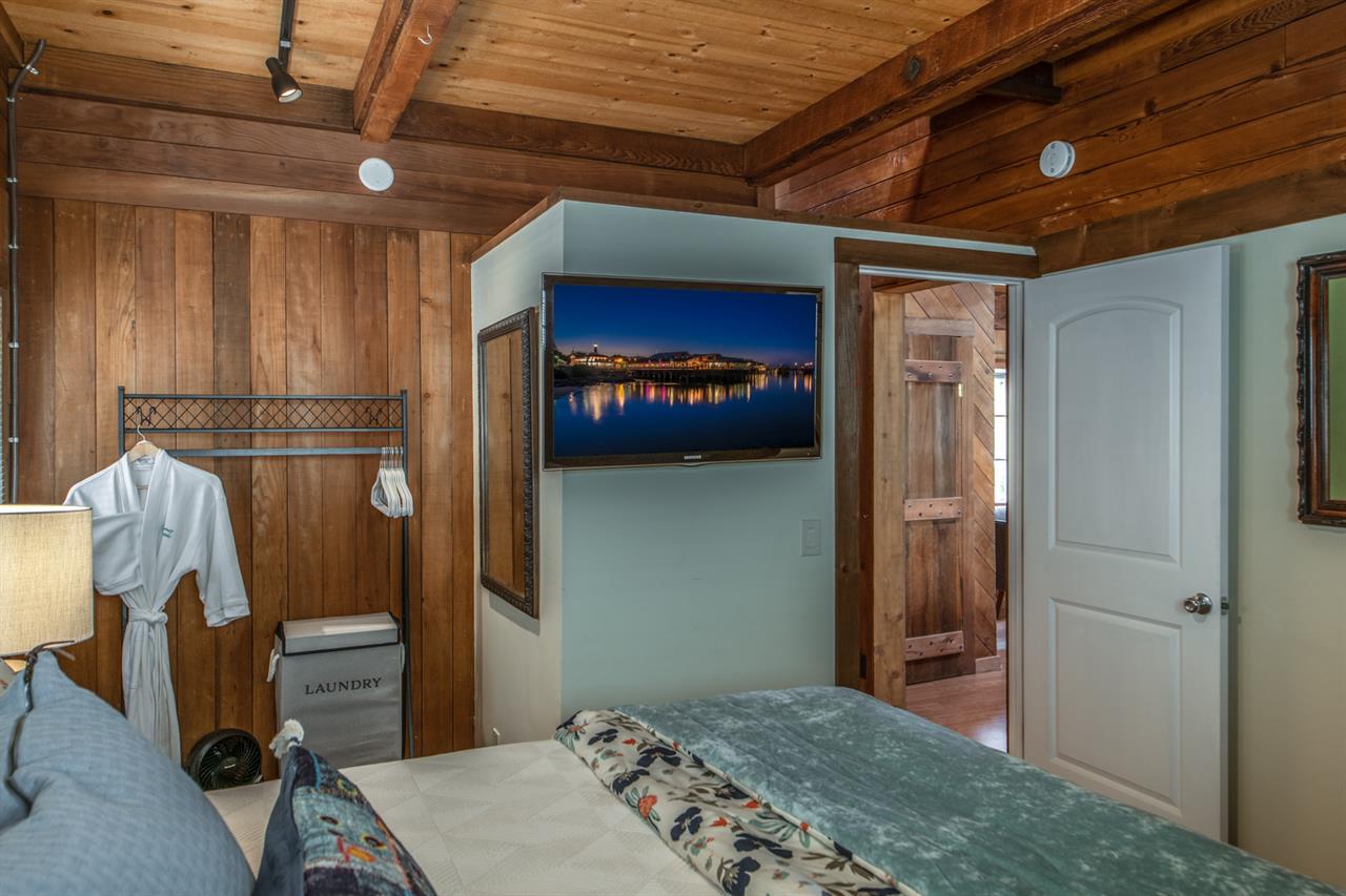 Bedroom 1, King Bed, TV