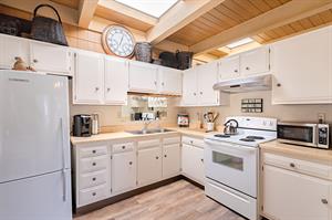 Fully Equipped Kitchen No Dishwasher