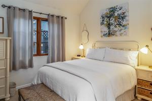 Bedroom 2, Queen Bed