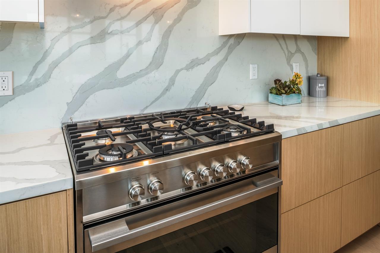 Fully Equipped Gourmet Kitchen