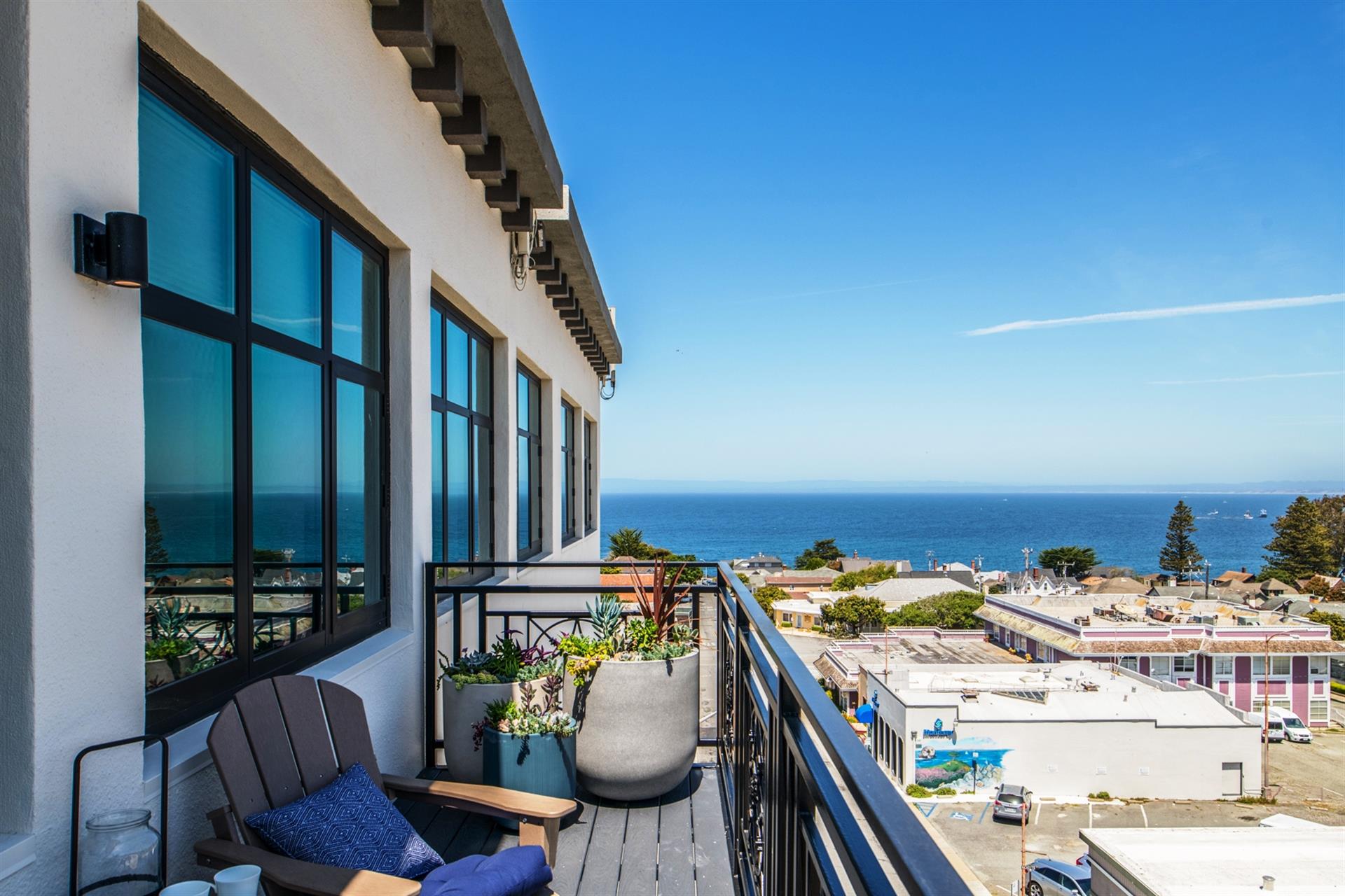 Spectacular View of the Bay and Sunrises from the East Balcony