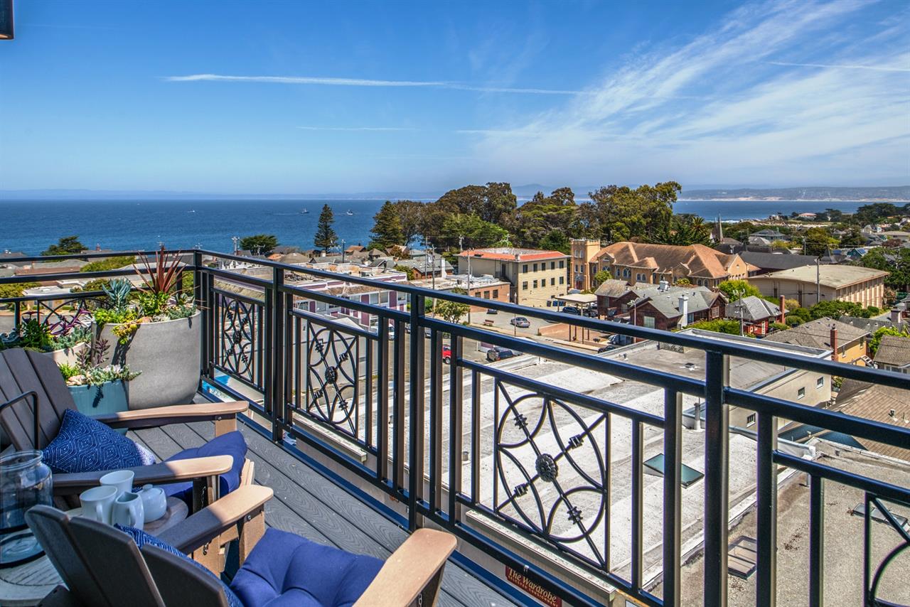 Spectacular View of the Bay and Sunrises from the East Balcony